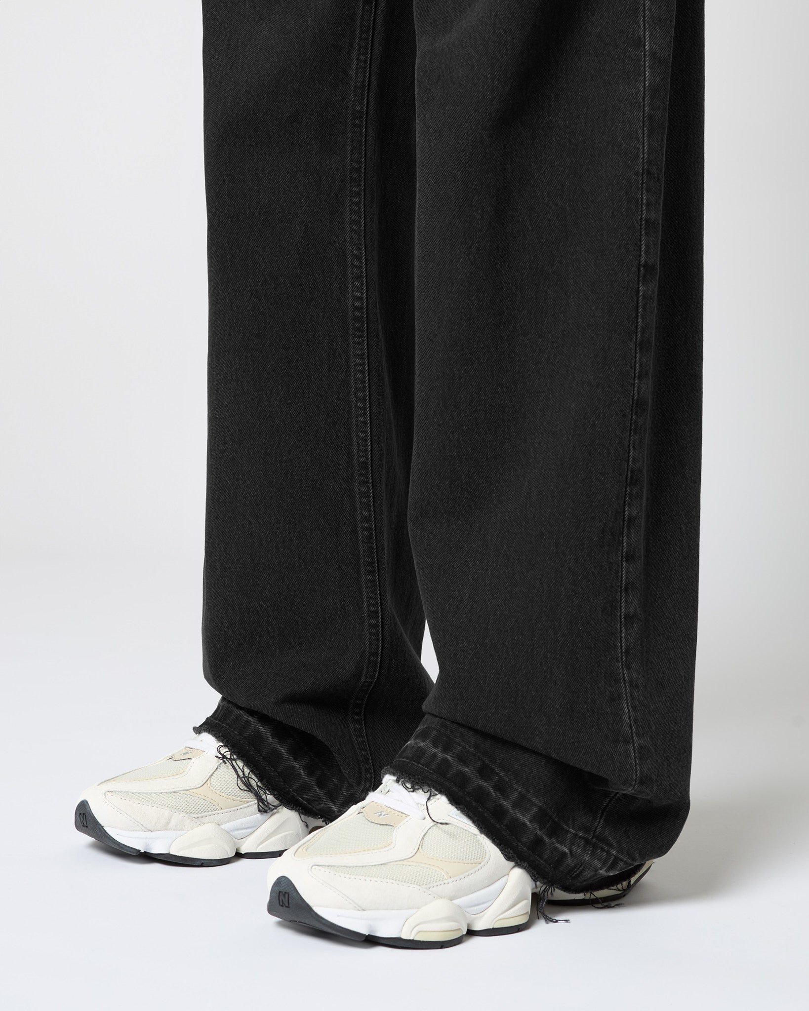 eightyfive-bottoms-open-hem-loose-denim-jeans-black-washed-lose image 6