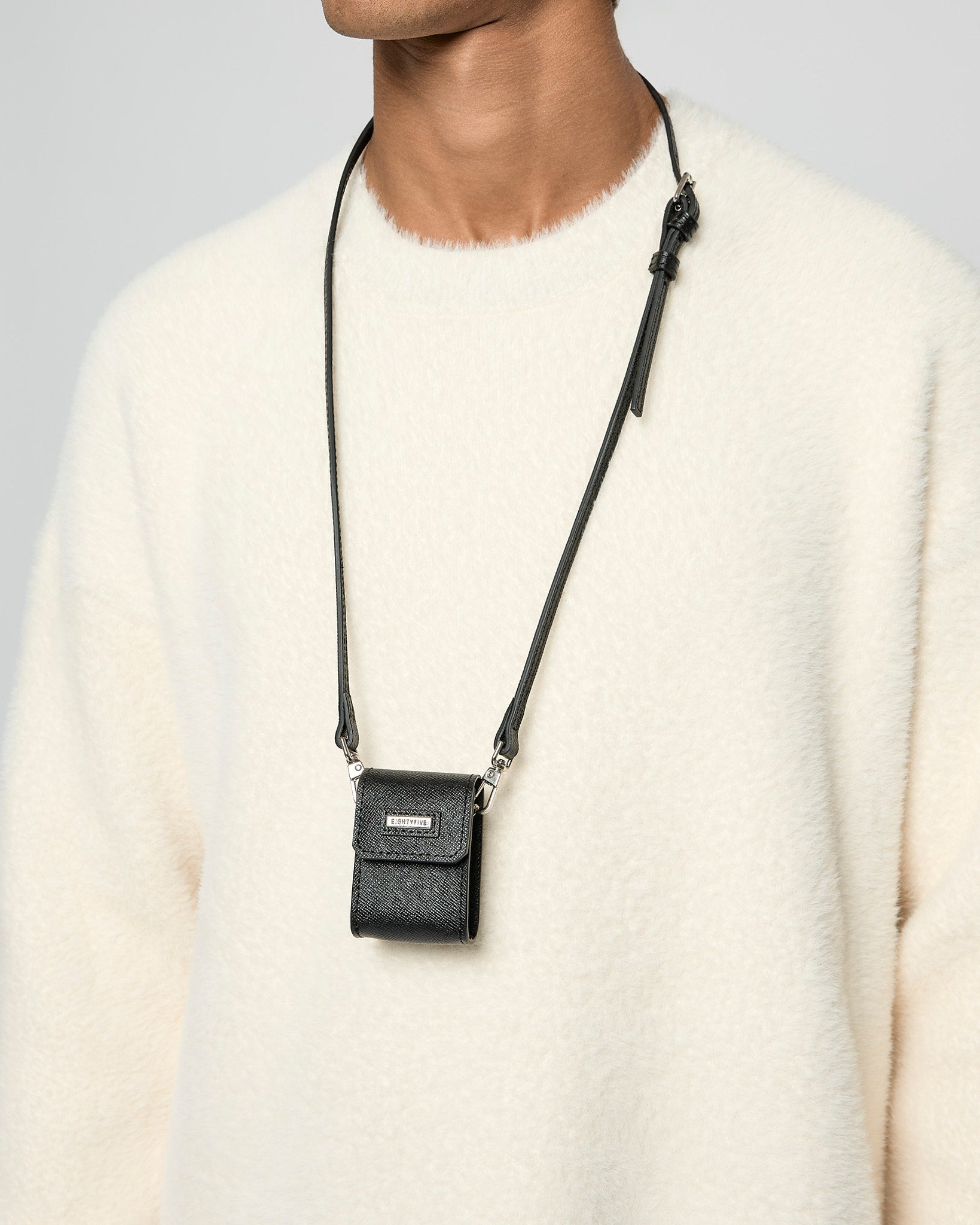 eightyfive-leather-airpod-case-h-lle-schwarz-saffiano-leder image 5