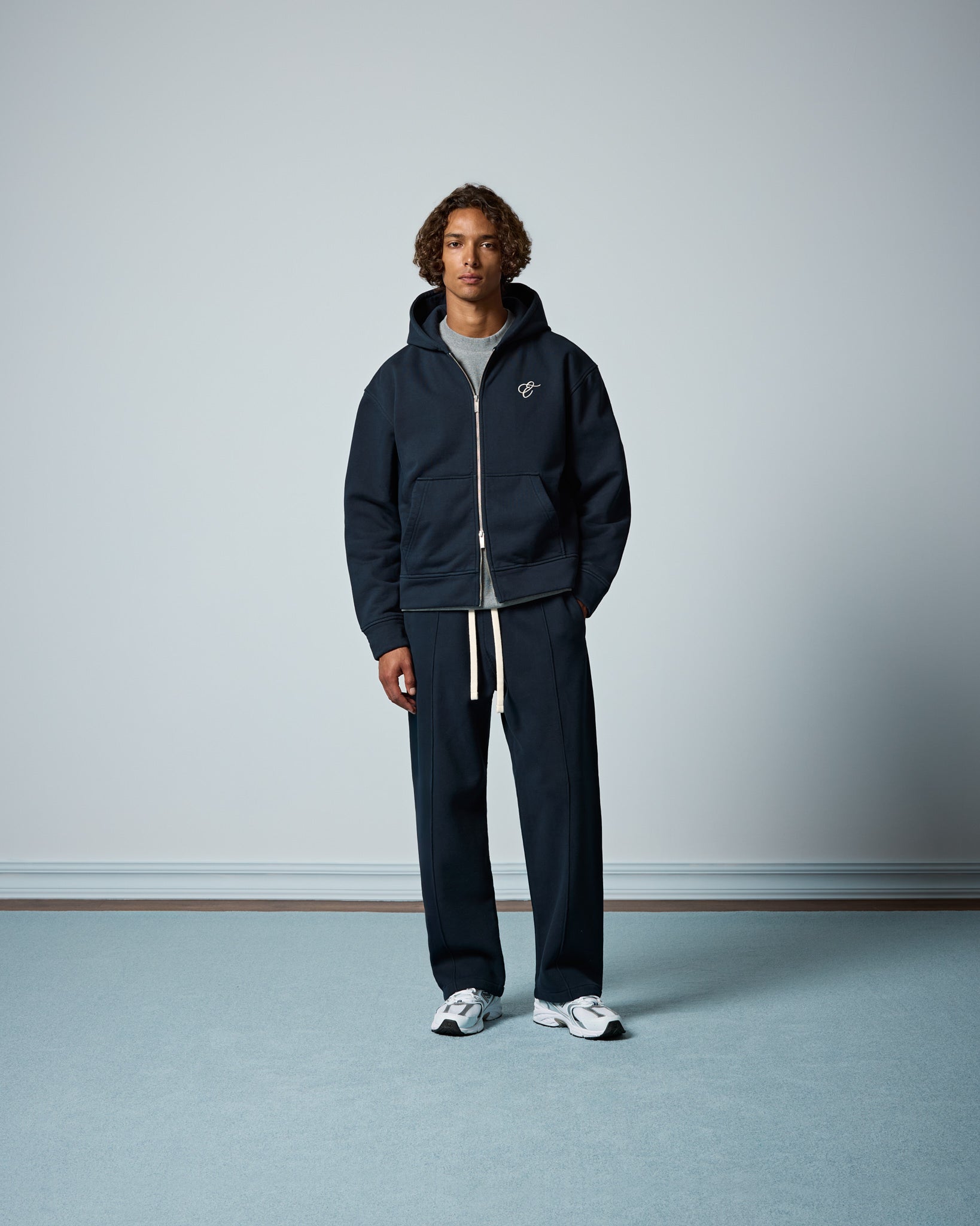 eightyfive-tops-embroidered-zip-hoodie-navy-stickerei-baumwolle image 4