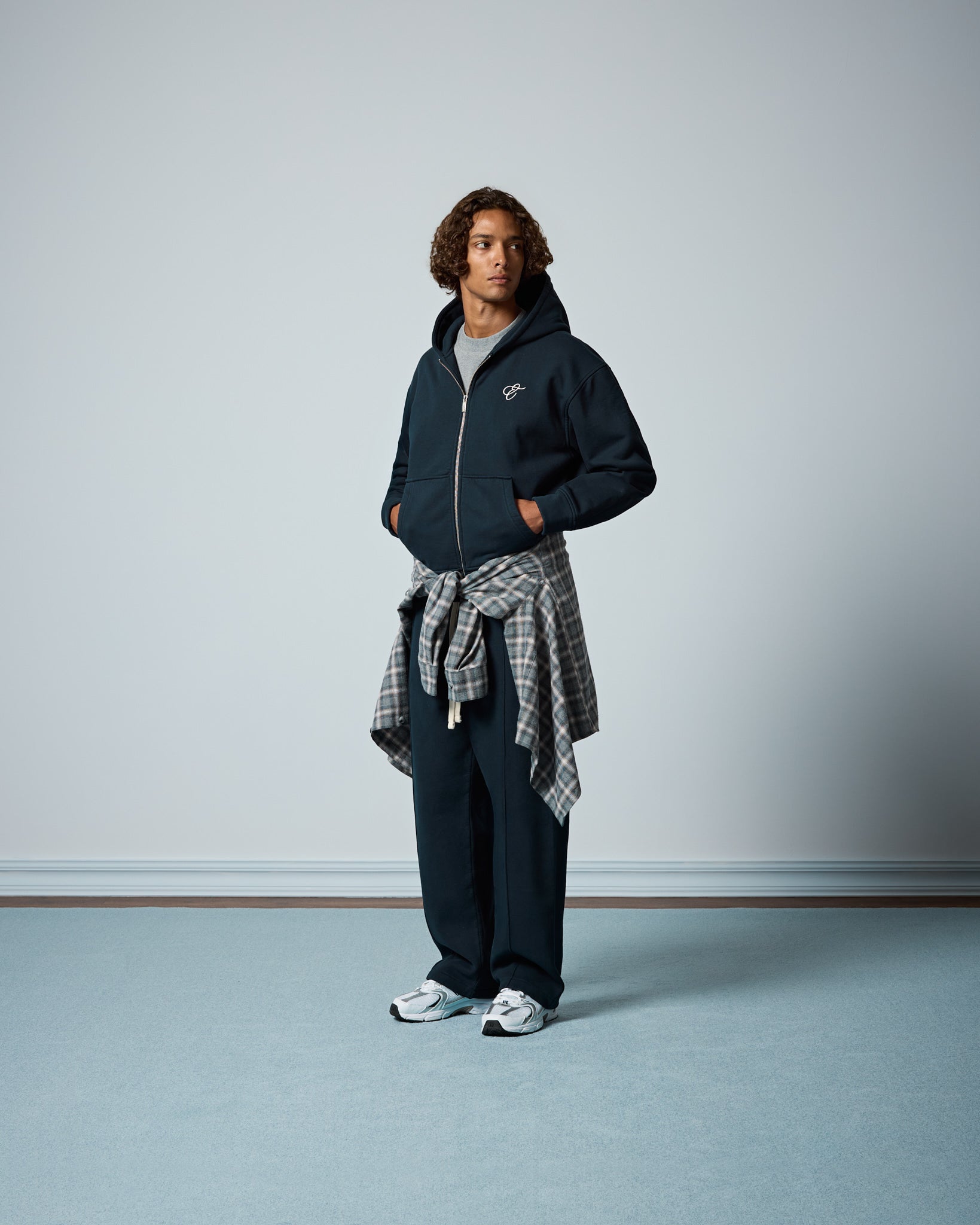 eightyfive-tops-embroidered-zip-hoodie-navy-stickerei-baumwolle image 5