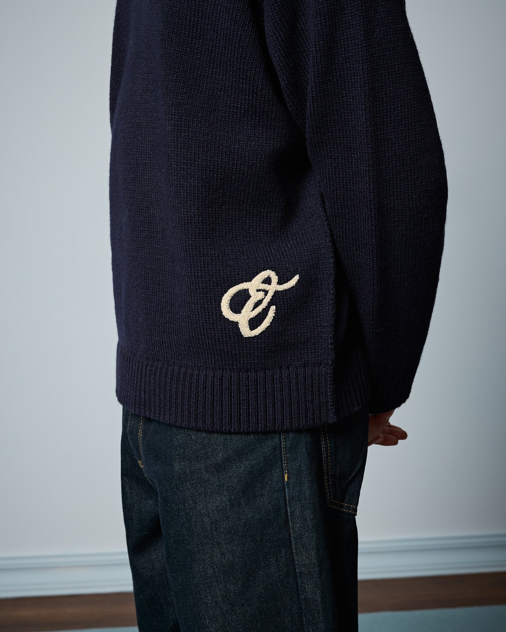 eightyfive-tops-wool-blend-v-neck-pullover-navy image 7