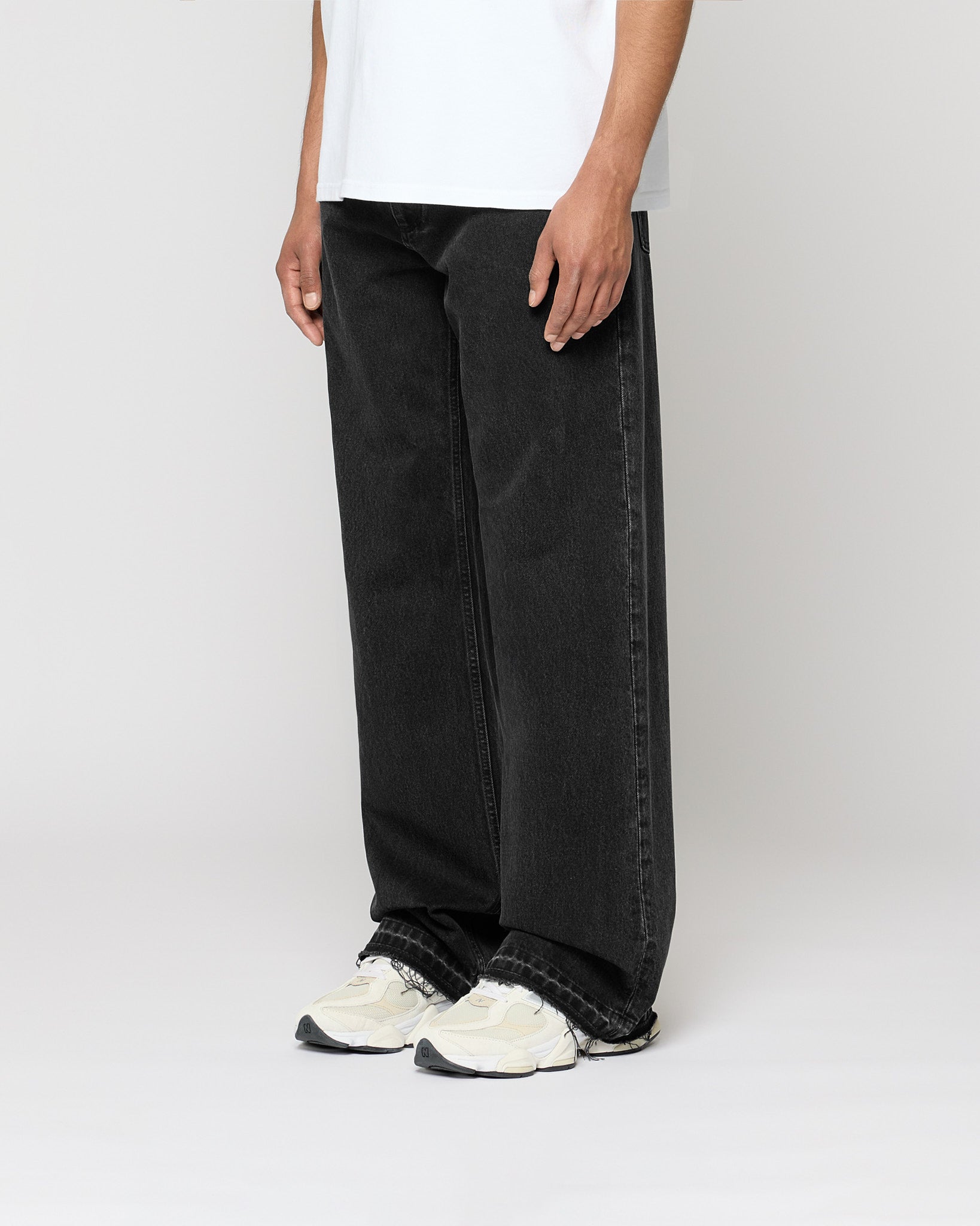 eightyfive-bottoms-open-hem-loose-denim-jeans-black-washed-lose image 3