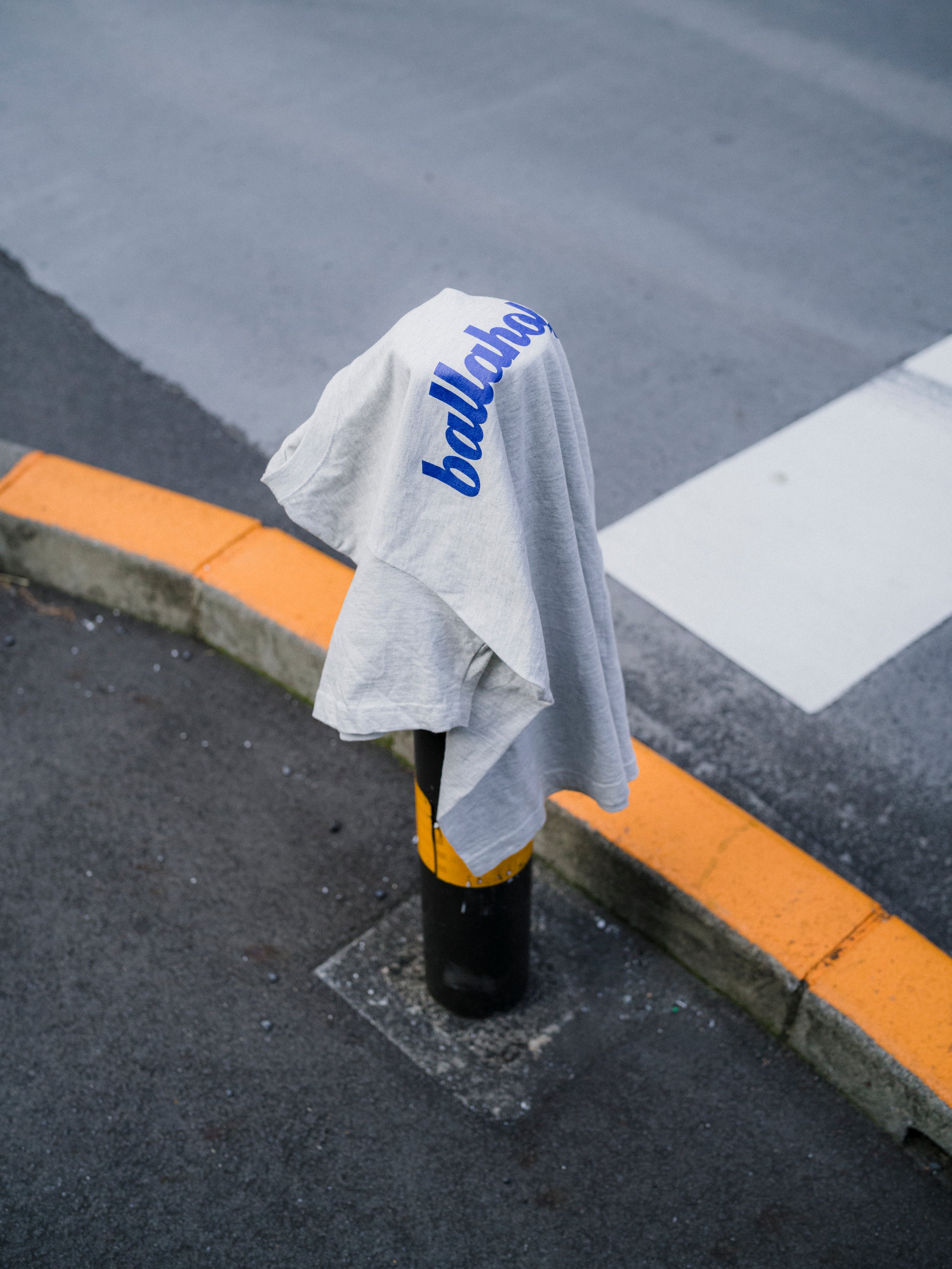 ballaholic-logo-tee-t-shirt-oatmeal-reflex-blue-baumwolle image 3