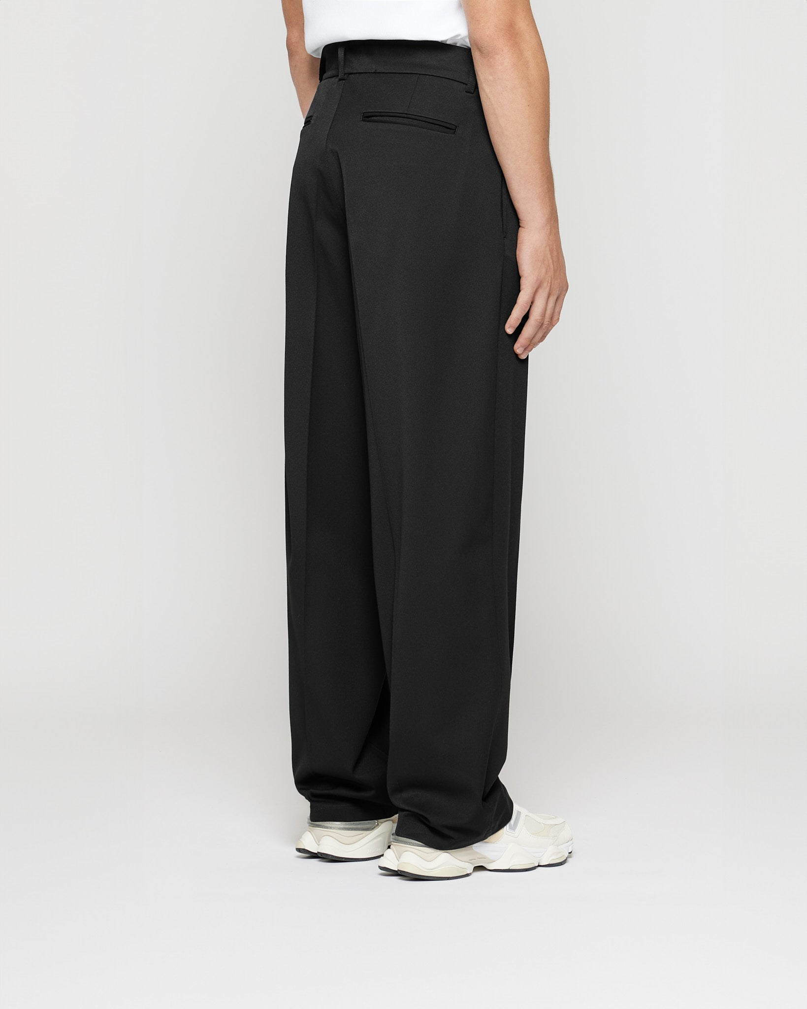 eightyfive-pleated-baggy-tailored-pants-schwarz-b-gelfalte image 4