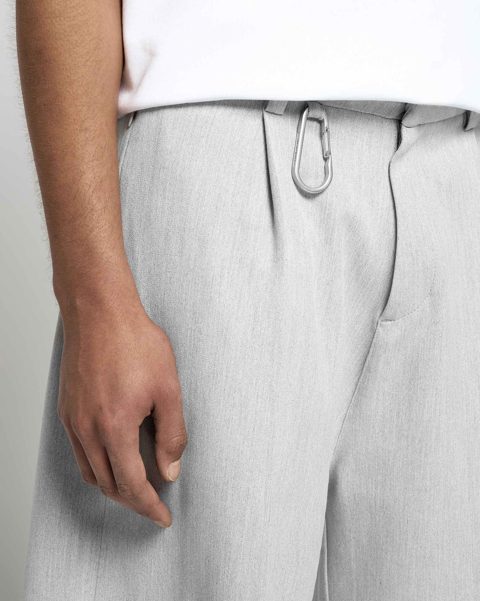 eightyfive-pleated-tailored-shorts-platinum-grey-b-gelfalte image 6