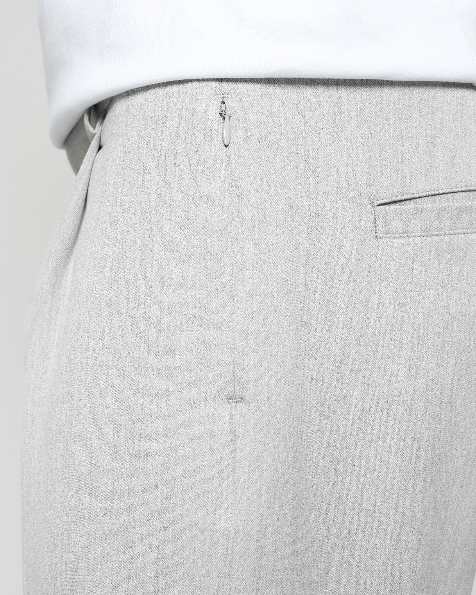 eightyfive-pleated-tailored-shorts-platinum-grey-b-gelfalte image 7