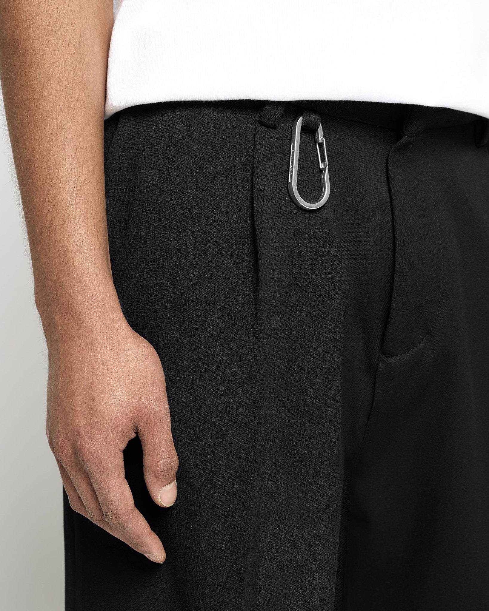 eightyfive-bottoms-pleated-tailored-shorts-black-b-gelfalte image 6