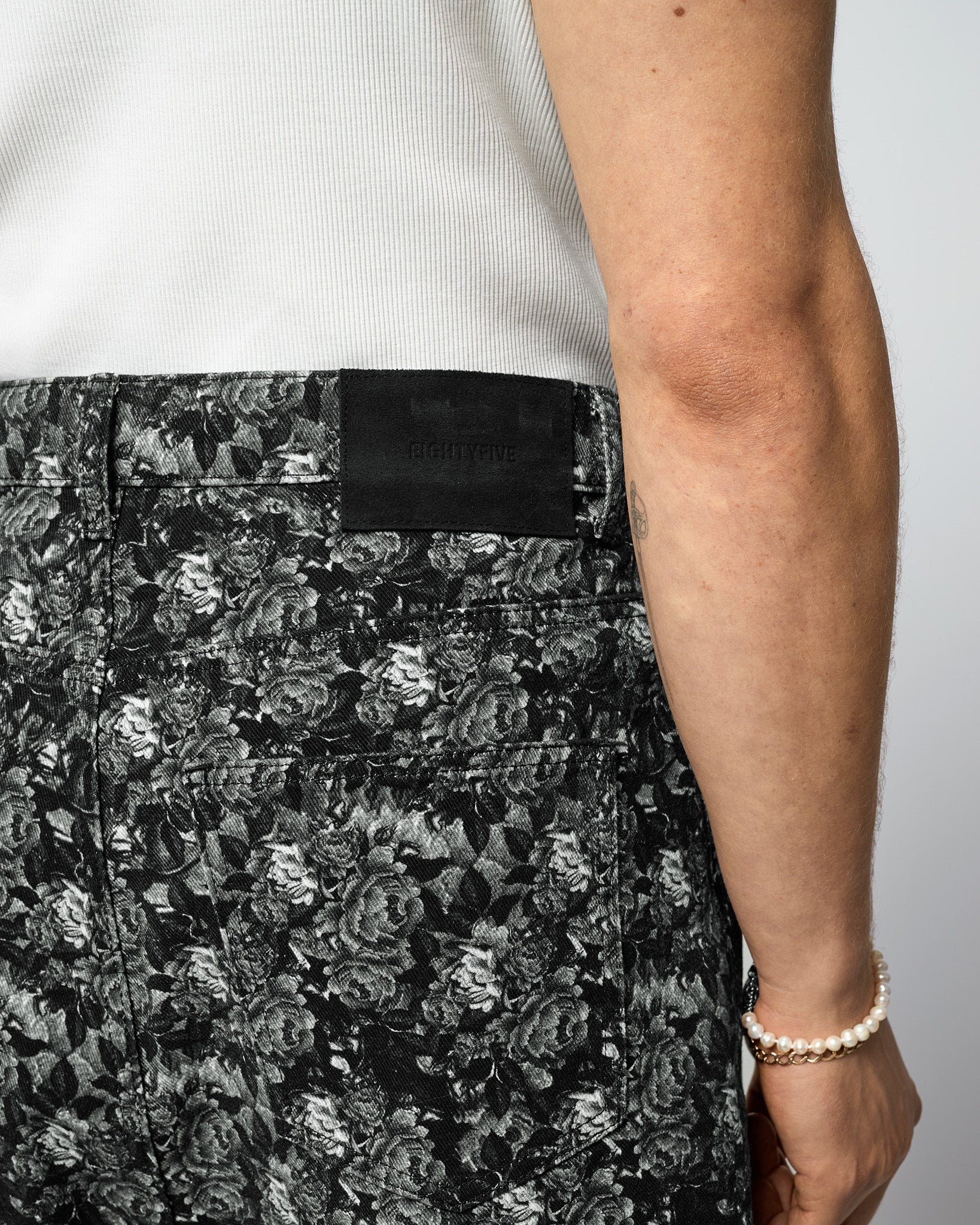 eightyfive-flower-jorts-shorts-black-baggy-blumenprint image 6