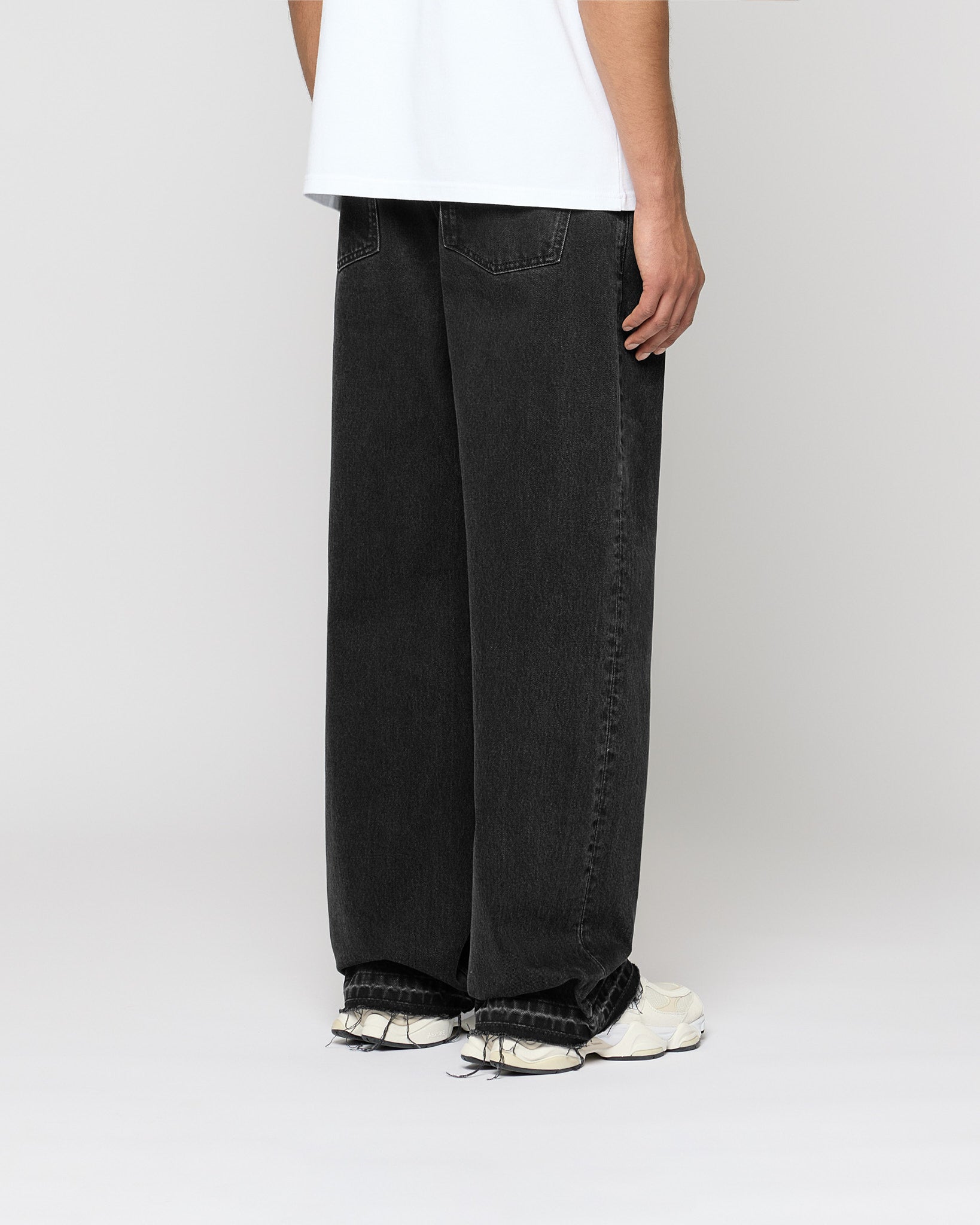 eightyfive-bottoms-open-hem-loose-denim-jeans-black-washed-lose image 4