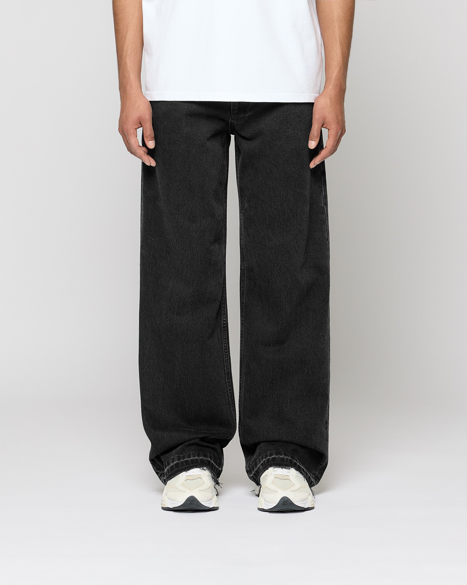eightyfive-bottoms-open-hem-loose-denim-jeans-black-washed-lose image 2